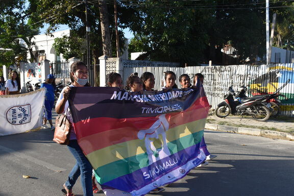 Jugendliche waren die Mehrheit der Teilnehmenden am ersten Pride in Ost-Timor am 30. Juni 2017 © by UN Women Asia & the Pacific is licensed with CC BY-NC-ND 2.0. To view a copy of this license, visit https://creativecommons.org/licenses/by-nc-nd/2.0/ Jugendliche waren die Mehrheit der Teilnehmenden am ersten Pride in Ost-Timor am 30. Juni 2017 © by UN Women Asia & the Pacific is licensed with CC BY-NC-ND 2.0. To view a copy of this license, visit https://creativecommons.org/licenses/by-nc-nd/2.0/