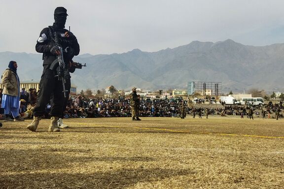 Ein Sicherheitsbeamter der Taliban steht Wache, während Menschen in einem Fußballstadion in der Stadt Charikar in der Provinz Parwan am 8. Dezember 2022 der öffentlichen Auspeitschung von Frauen und Männern beiwohnen. © AFP via Getty Images Ein Sicherheitsbeamter der Taliban steht Wache, während Menschen in einem Fußballstadion in der Stadt Charikar in der Provinz Parwan am 8. Dezember 2022 der öffentlichen Auspeitschung von Frauen und Männern beiwohnen. © AFP via Getty Images
