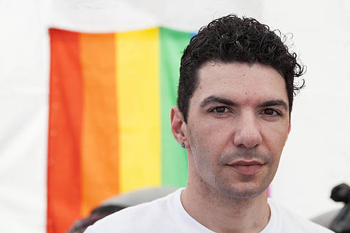 Zak Kostopoulos, queerer Aktivist und Menschenrechtsverteidiger in Griechenland,