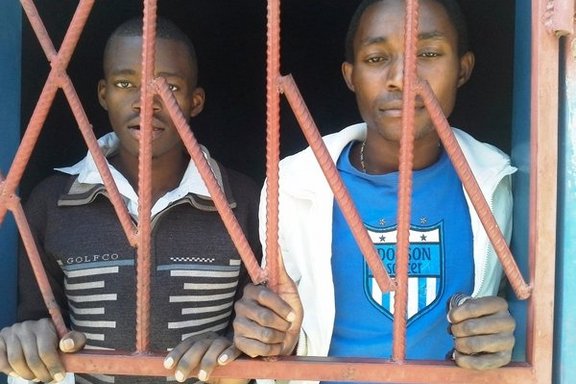 James Mwape (links) und Philip Mubiana (rechts), angeklagt wegen einer sexuellen Beziehung "entgegen der natürlichen Ordnung"