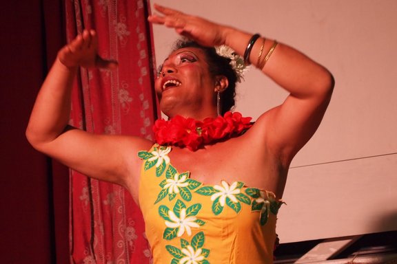 Show eine_r Fa'afatama, die kulturell einzigartig auf Samoa sind und in westlichen Gesellschaften als Transgender bezeichnet werden würden © Cherrie 美桜 is licensed with CC BY-ND 2.0. To view a copy of this license, visit https://creativecommons.org/licenses/by-nd/2.0/ 