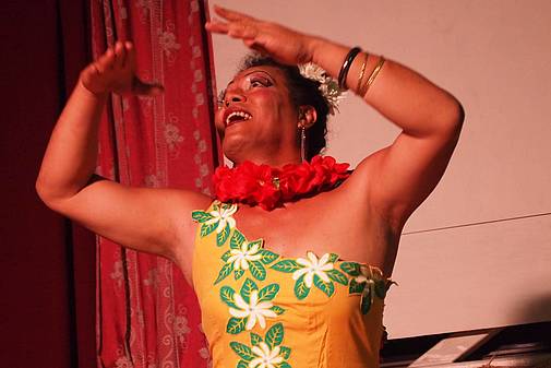 Show eine_r Fa'afatama, die kulturell einzigartig auf Samoa sind und in westlichen Gesellschaften als Transgender bezeichnet werden würden © Cherrie 美桜 is licensed with CC BY-ND 2.0. To view a copy of this license, visit https://creativecommons.org/licenses/by-nd/2.0/ 
