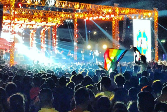Fans der libanesischen Indie Rockband Mashrou Leila mit einer Regenbogenflagge beim Konzert in Kairo, Ägypten, 22. September 2017, © DPA/PA Images 