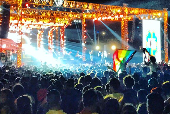 Fans der libanesischen Indie Rockband Mashrou Leila mit einer Regenbogenflagge beim Konzert in Kairo Fans der libanesischen Indie Rockband Mashrou Leila mit einer Regenbogenflagge beim Konzert in Kairo