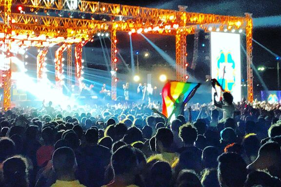 Fans der libanesischen Indie Rockband Mashrou Leila mit einer Regenbogenflagge beim Konzert in Kairo Fans der libanesischen Indie Rockband Mashrou Leila mit einer Regenbogenflagge beim Konzert in Kairo