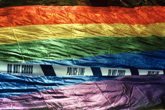 Regenbogenfahne vor einer Polizeiabsperrung nach einem homophoben Angriff in London, April 1999, © Amnesty International