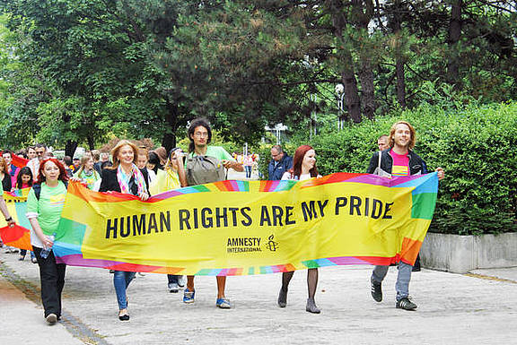 Aktivist_innen von Amnesty International beim Gay Pride in Bratislava, Hauptstadt der Slowakei, am 9. Juni 2012