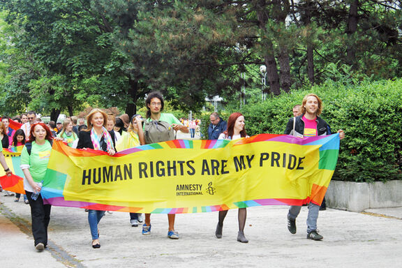 158160 Bratislava Pride Aktivist_innen von Amnesty International beim Gay Pride in Bratislava, Hauptstadt der Slowakei, am 9. Juni 2012
