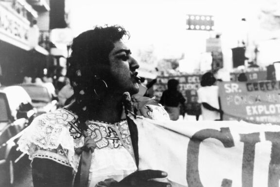 Demonstranten für das Ende von Anfeindungen gegen LGBT-Menschen in Mexico (2000) Demonstranten rufen zu einem Ende der Anfeindungen gegen LGBT-Menschen auf.