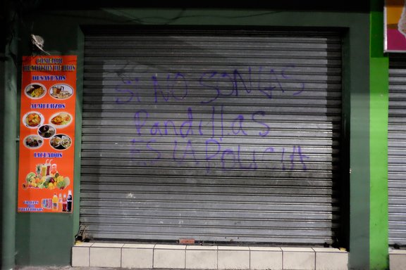 Graffiti in El Salvador, auf Deutsch: "Wenn es nicht die Banden sind, dann ist es die Polizei"