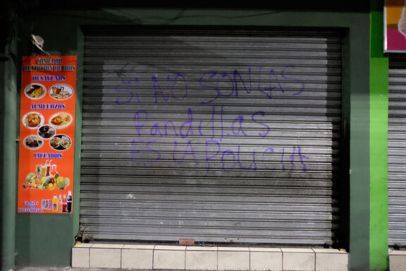 Graffiti in El Salvador, auf Deutsch: "Wenn es nicht die Banden sind, dann ist es die Polizei" Graffiti in El Salvador, auf Deutsch: "Wenn es nicht die Banden sind, dann ist es die Polizei"