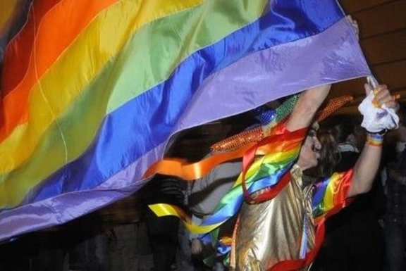 Aktivist schwenkt Fahne vor dem Parlament in Montevideo