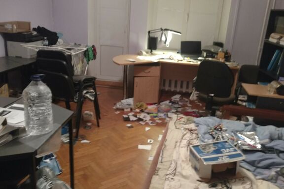 Nach dem Überfall zerstörtes Büro der Organisation Nash Svit © privat