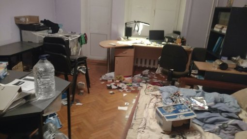 Nach dem Überfall zerstörtes Büro der Organisation Nash Svit © privat