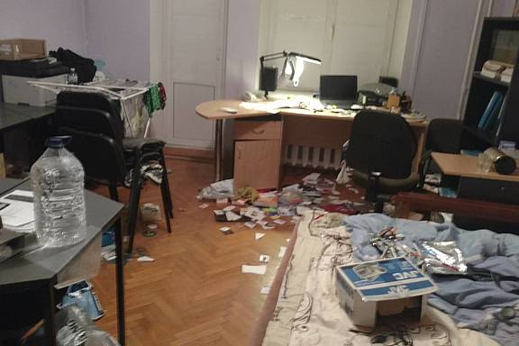Nach dem Überfall zerstörtes Büro der Organisation Nash Svit © privat