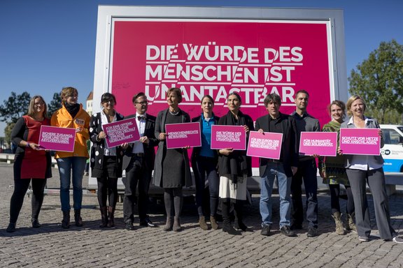 Zum Nationalen Flüchtlingstag am 2. Oktober starten Bürger_innen gemeinsam mit NGOs und Gewerkschaften, Flüchtlingsinitiativen und Künstlern einen bundesweiten Aufruf: Asyl ist ein Menschenrecht!