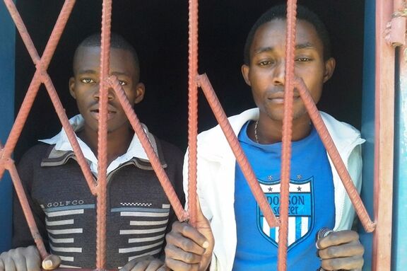 James Mwape (links) und Philip Mubiana (rechts), angeklagt wegen einer sexuellen Beziehung "entgegen der natürlichen Ordnung" James Mwape (links) und Philip Mubiana (rechts), angeklagt wegen einer sexuellen Beziehung "entgegen der natürlichen Ordnung"