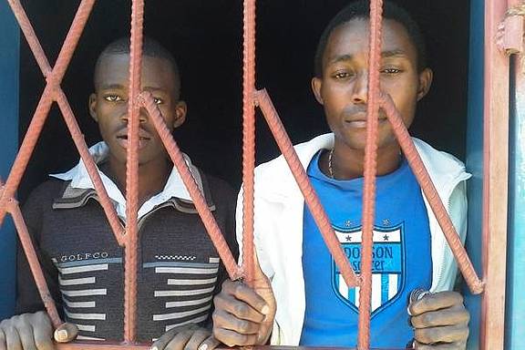 James Mwape (links) und Philip Mubiana (rechts), angeklagt wegen einer sexuellen Beziehung "entgegen der natürlichen Ordnung"