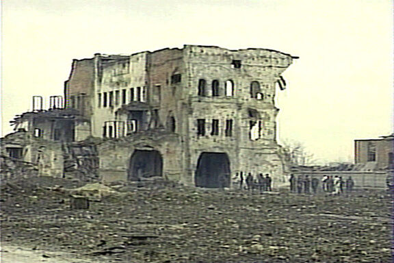 Von russischen Bomben zerstörtes Gebäude in Grozny, Tschetschenien Von russischen Bomben zerstörtes Gebäude in Grozny, Tschetschenien