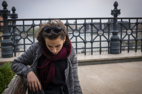 Adel Onodi, ungarische Schauspieler_in, Sänger_in und Trans-Aktivist_in