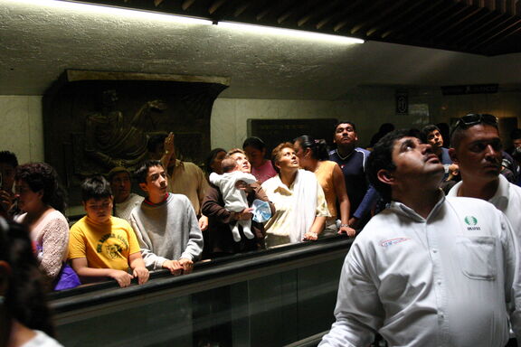 Pilger_innen in der mexikanischen Wallfahrtskirche in Guadalupe Pilger_innen in der mexikanischen Wallfahrtskirche in Guadalupe