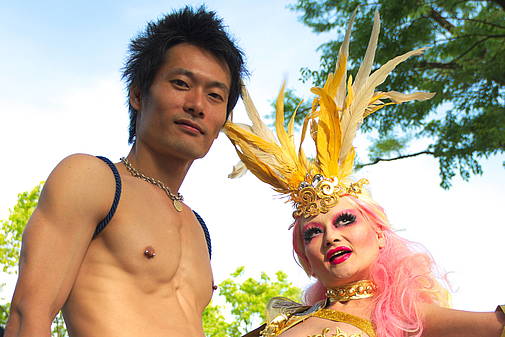 Tokyo Rainbow Pride 2016 im Yoyogi-Park in Japan, 8. Mai 2016 © "DSC_4312" by U.S. Embassy Tokyo is licensed under CC BY-NC 2.0. To view a copy of this license, visit https://creativecommons.org/licenses/by-nc/2.0/ 