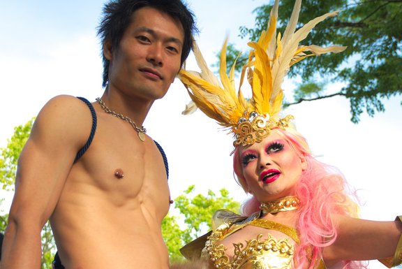 Tokyo Rainbow Pride 2016 im Yoyogi-Park in Japan, 8. Mai 2016 © "DSC_4312" by U.S. Embassy Tokyo is licensed under CC BY-NC 2.0. To view a copy of this license, visit https://creativecommons.org/licenses/by-nc/2.0/ 