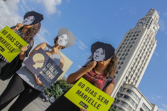 Aktivist_innen fordern in Rio de Janeiro die Aufklärung des Mordes an Marielle Franco und ihrem Fahrer