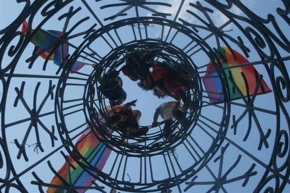 Regenbogenfahnen beim Istanbul-Pride, 2011