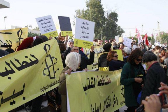 Demonstration von Amnesty-Aktivist_innen in Tunesien: Die Verfassung muss grundlegende Menschenrechte garantieren