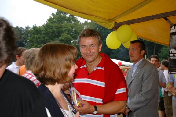 Klaus Wowereit besucht den MERSI-Stand beim Parkfest Friedrichshain