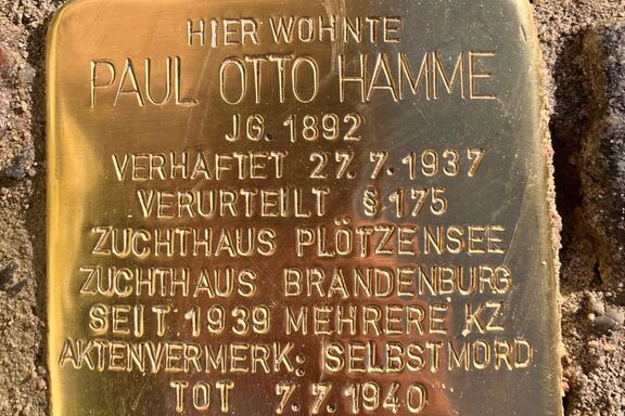 Stolperstein Paul Hamme Mitte Februar 2023 wurde für den Homosexuellen Paul Hamme in Berlin ein Stolperstein verlegt. © Lino A.