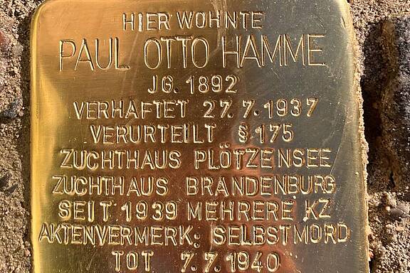 Mitte Februar 2023 wurde für den Homosexuellen Paul Hamme in Berlin ein Stolperstein verlegt. © Lino A.