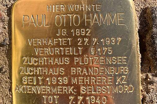 Mitte Februar 2023 wurde für den Homosexuellen Paul Hamme in Berlin ein Stolperstein verlegt. © Lino A.