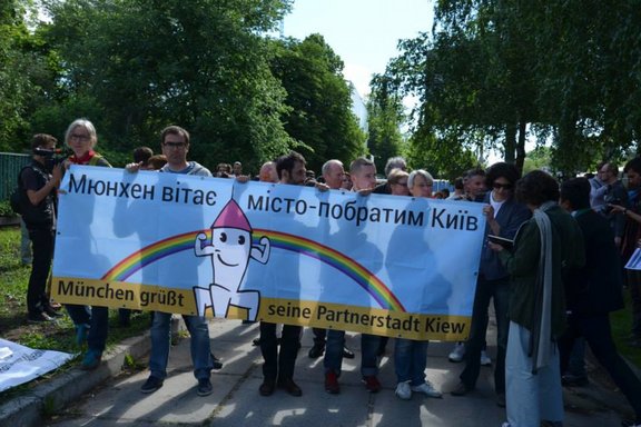 deutsche Aktivist_innen aus Kiews Partnerstadt München beim Kiew Pride 2013