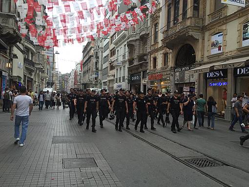 Polizeiaufmarsch beim Verbot des Istanbul Pride 2016