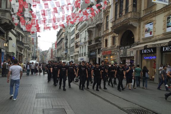 Polizeiaufmarsch beim Verbot des Istanbul Pride 2016
