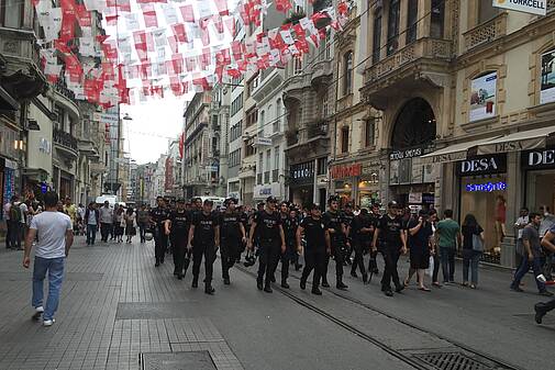 Polizeiaufmarsch beim Verbot des Istanbul Pride 2016