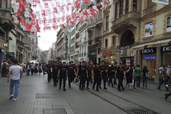 Polizeiaufmarsch beim Verbot des Istanbul Pride 2016