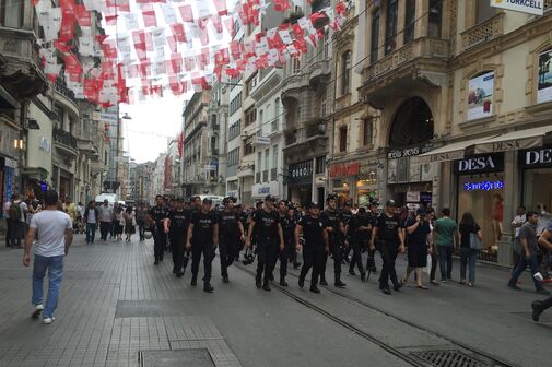 Polizeiaufmarsch beim Verbot des Istanbul Pride 2016