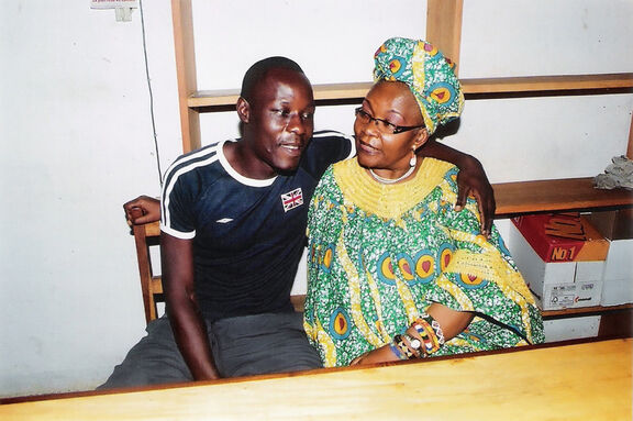 Jean-Claude Roger Mbede mit seiner Anwältin. Jean-Claude Roger Mbede mit seiner Anwältin.
