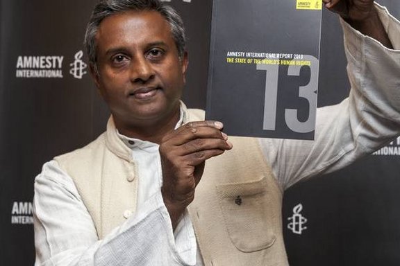 Salil Shetty präsentiert den Jahresbericht 2013