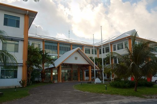 Regierungsgebäude in Tuvalu ©  "Tuvalu Government Building" by mikecogh is licensed under CC BY-SA 2.0. To view a copy of this license, visit https://creativecommons.org/licenses/by-sa/2.0/?ref=openverse. 
