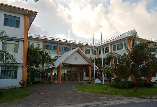 Regierungsgebäude in Tuvalu ©  "Tuvalu Government Building" by mikecogh is licensed under CC BY-SA 2.0. To view a copy of this license, visit https://creativecommons.org/licenses/by-sa/2.0/?ref=openverse. 