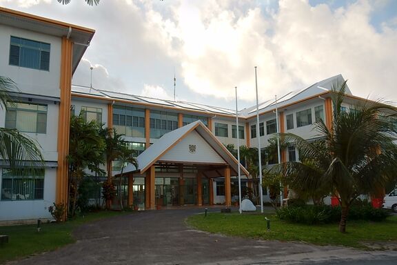 Regierungsgebäude in Tuvalu © "Tuvalu Government Building" by mikecogh is licensed under CC BY-SA 2.0. To view a copy of this license, visit https://creativecommons.org/licenses/by-sa/2.0/?ref=openverse.