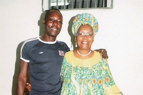 Jean-Claude Roger Mbede im Gefängnis mit seiner Anwältin