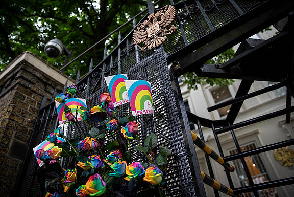 Aktivist_innen von Amnesty UK übergeben eine Petition für LGBTI in Tschetschenien an der russischen Botschaft in London, 17. Mai 2019 © Amnesty International 