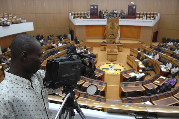 Abgeordnete treffen sich während einer Sitzung des Parlaments in Accra, Ghana, 16. Juni 2006 © by World Bank Photo Collection is licensed with CC BY-NC-ND 2.0. To view a copy of this license, visit https://creativecommons.org/licenses/by-nc-nd/2.0/ Abgeordnete treffen sich während einer Sitzung des Parlaments in Accra, Ghana, 16. Juni 2006 © by World Bank Photo Collection is licensed with CC BY-NC-ND 2.0. To view a copy of this license, visit https://creativecommons.org/licenses/by-nc-nd/2.0/