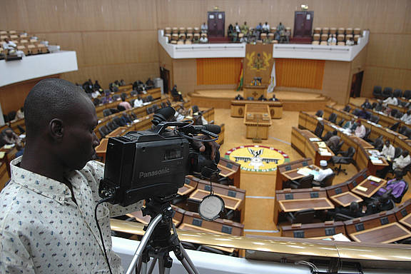 Abgeordnete treffen sich während einer Sitzung des Parlaments in Accra, Ghana, 16. Juni 2006 © by World Bank Photo Collection is licensed with CC BY-NC-ND 2.0. To view a copy of this license, visit https://creativecommons.org/licenses/by-nc-nd/2.0/ 