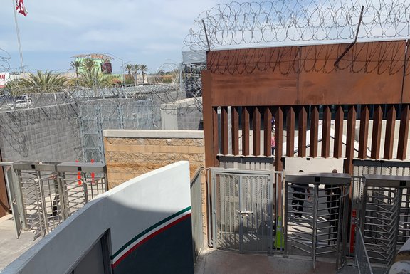 Die Grenzlinie zwischen den USA und Mexiko am San Ysidro Port of Entry zwischen San Diego, Kalifornien, USA, und Tijuana, Mexiko. Die Drehkreuze sind genau die Stelle, an der sich Migrant_innen den US-Behörden als Asylbewerber_innen präsentieren. © Alli Jarrar / Amnesty International